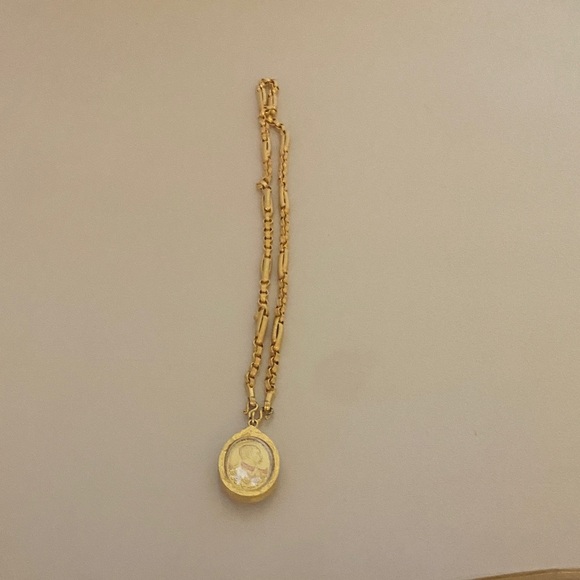 Jewelry - Elegant Gold Pendant Necklace
